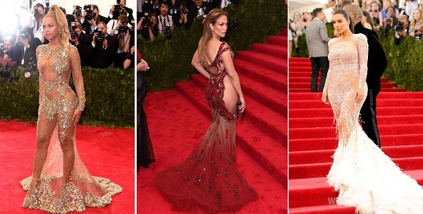 После Бала Met Gala 2015 Рианна сменила свой королевский наряд на совершенно прозрачную блузку, показав обнаженную грудь