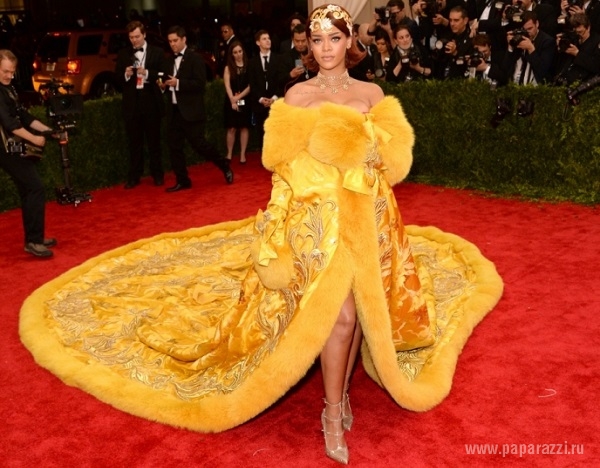 После Бала Met Gala 2015 Рианна сменила свой королевский наряд на совершенно прозрачную блузку, показав обнаженную грудь