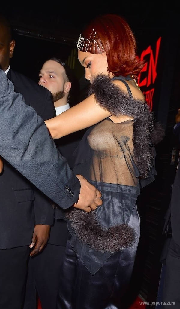 После Бала Met Gala 2015 Рианна сменила свой королевский наряд на совершенно прозрачную блузку, показав обнаженную грудь
