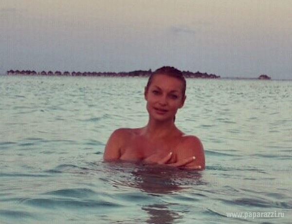 Анастасия Волочкова, продолжила свою эротическую фотосессию, сравнив себя с Дженнифер Лопес и Бейонсе