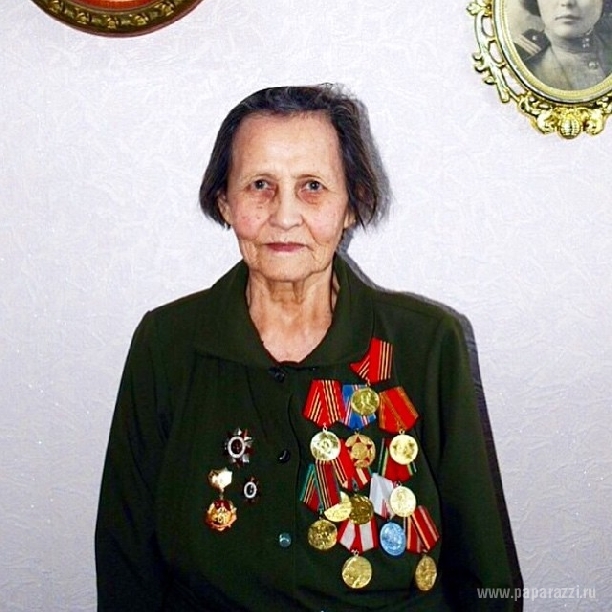 Ирина Шейк поздравила маму, выложив свой снимок из детства, и вспомнила про бабушку