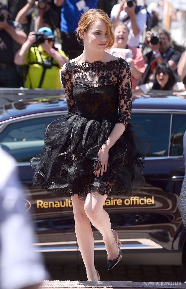Порывистый ветер поиграл с платьем Эммы Стоун на Каннском кинофестивале