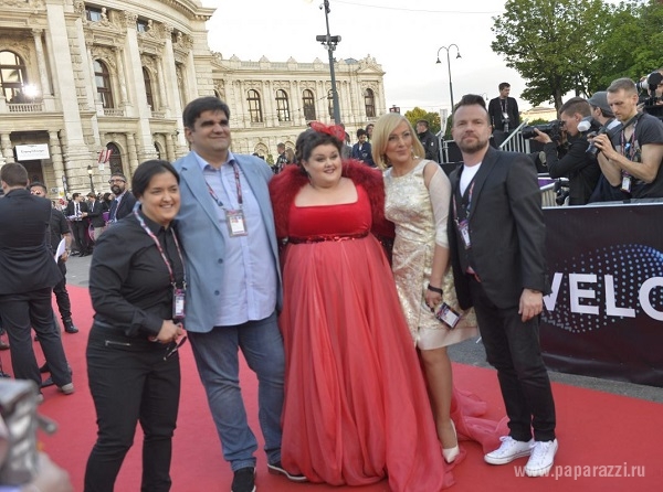 Для «красной дорожки» открытия конкурса  «Евровидение» Полина Гагарина выбрала платье с глубоким декольте
