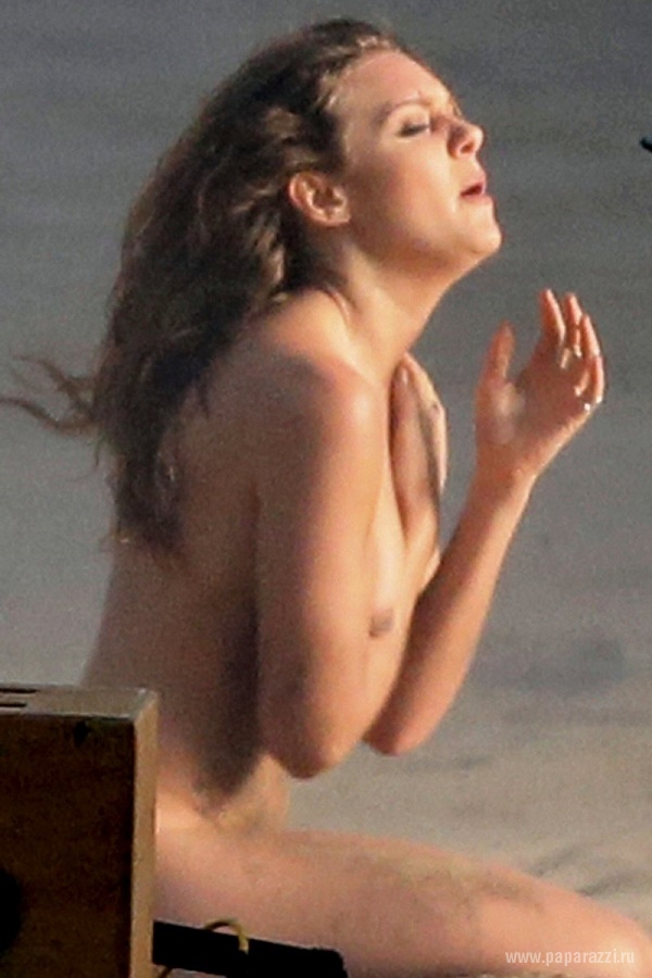 Шведская певица Tove Lo оголила грудь во время исполнения песни.