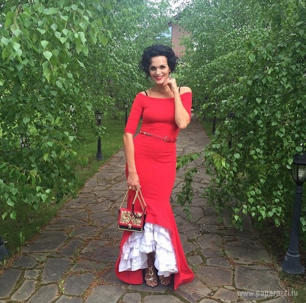 Певица Слава пришла на церемонию вручения премии RU.TV со сломанным пальцем на ноге