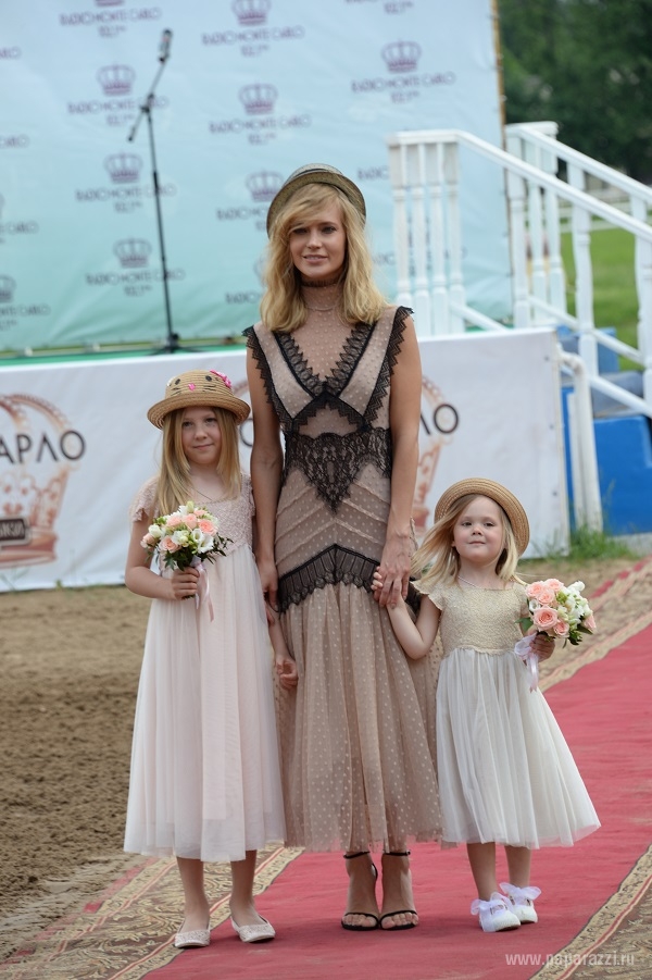 Наташа Чистякова Ионова вывела дочерей на светское мероприятие