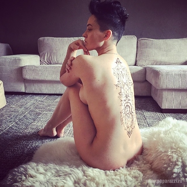 Полностью обнаженная Даша Астафьева показала новую татуировку во всю спину