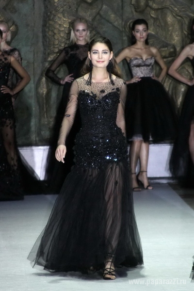 Наталья Рудова вышла на подиум в роскошном полупрозрачном платье