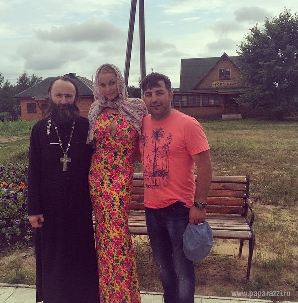 Анастасия Волочкова пришла в Церковь с полуобнаженной грудью