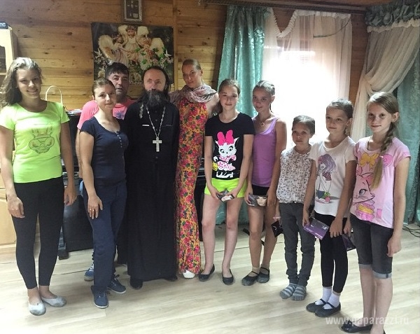 Анастасия Волочкова пришла в Церковь с полуобнаженной грудью