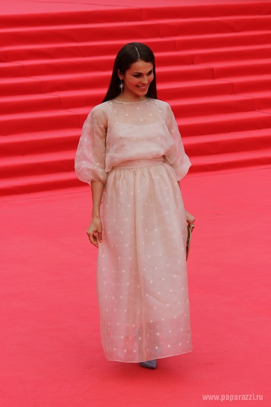 Сати Казанова выбрала для красной дорожки воздушное платье 