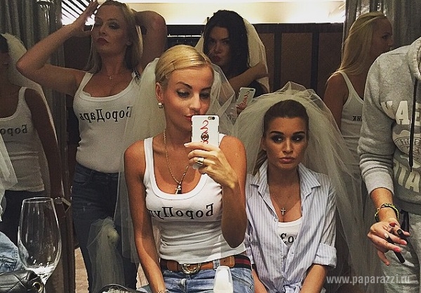 Ксения Бородина устроила девичник, пройдя по Москве в фате