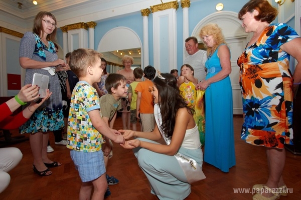 Участница «Мисс Москова 2015» Зарина Киргизова навестила воспитанников детского дома