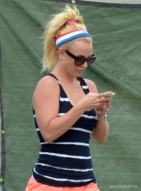 Бритни Спирс наедает потраченные на теннисе калории фастфудом