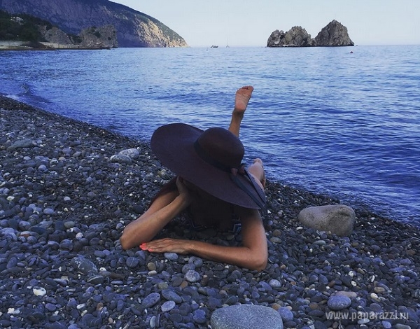 Эвелина Бледанс продолжила свою горячую крымскую фотосессию в бикини