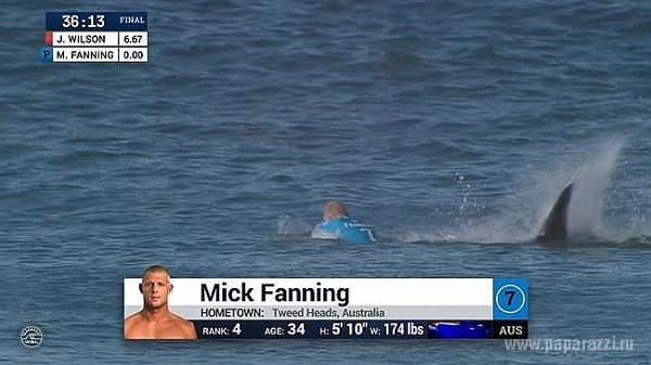 Акула напала на серфингиста Мика Фэннинга во время соревнований в прямом эфире