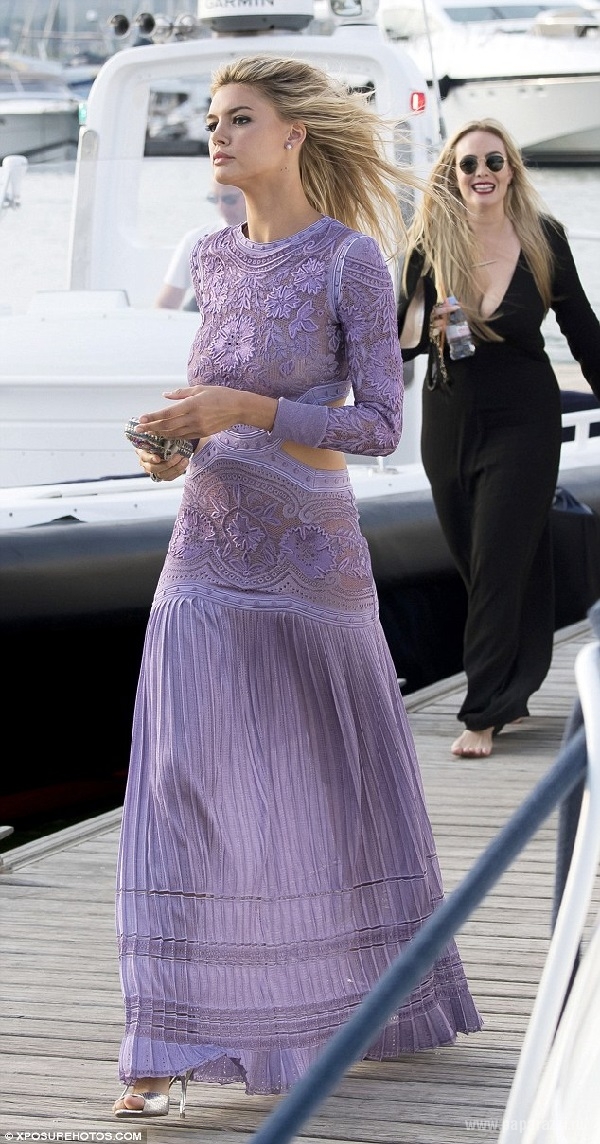 Ирина Шейк поразила откровенным платьем на благотворительной вечеринке Леонардо ДиКаприо