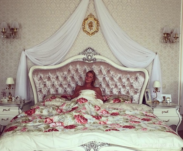 Анастасия Волочкова поделилась фотографией из кровати