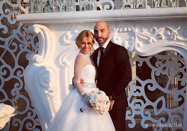 На свадьбе Анны Хилькевич мужчины устроили свалку из-за её подвязки