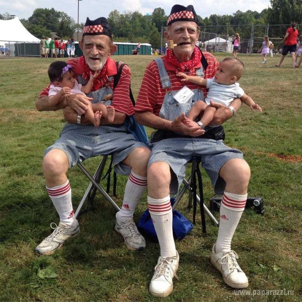 Найти 5 отличий: День близнецов в Огайо