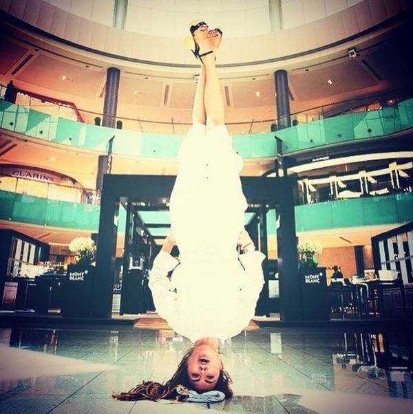 Виктория Боня продемонстрировала свою любимую позу в главном торговом центре Дубая