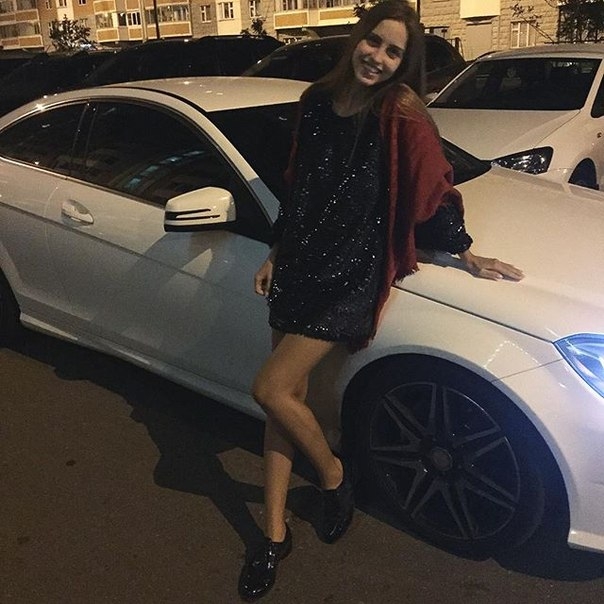 Участница шоу Дом-2 Анастасия Киушкина выложила видео со своим новым Mercedes-Benz