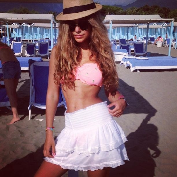 Стефания Маликова опубликовала несколько фотографий и видео в бикини