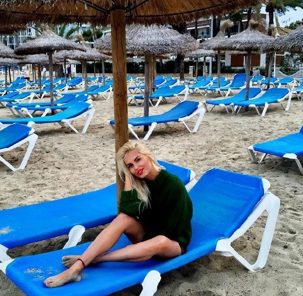 Певица Ханна вышла на пляж на шпильке и в свитере