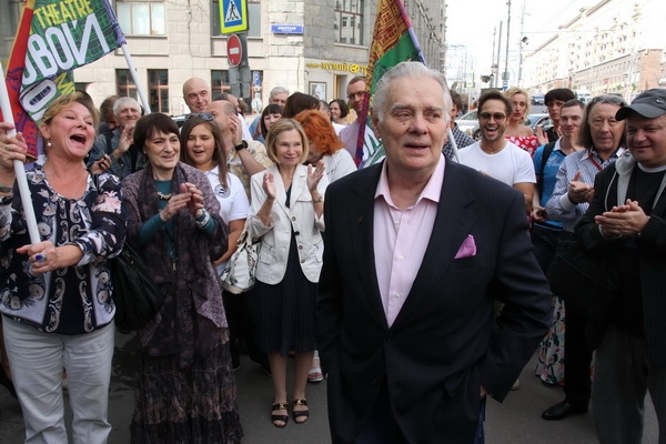 Беременная Дарья Мельникова специально приехала в свой театр за наградой