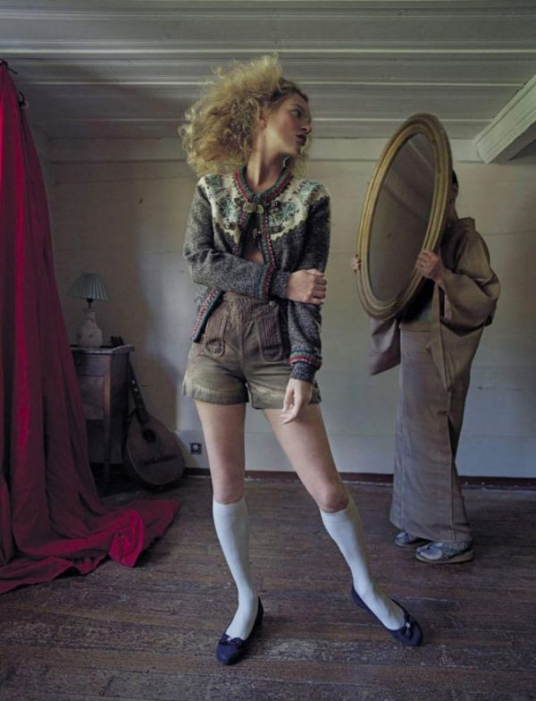Кейт Мосс снялась топлесс в странной фотосессии для Vogue