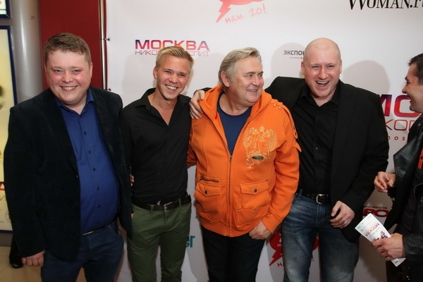 На кинопремьере Юрий Стоянов появился в нелепой куртке, а  Евгения Брик увлеклась поросенком