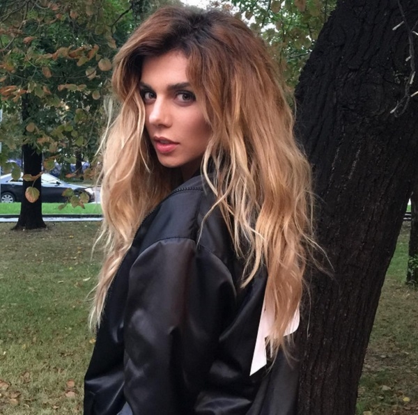Анна Седокова спела на Киевском вокзале и намекнула на нового любовника, сделав селфи в постели