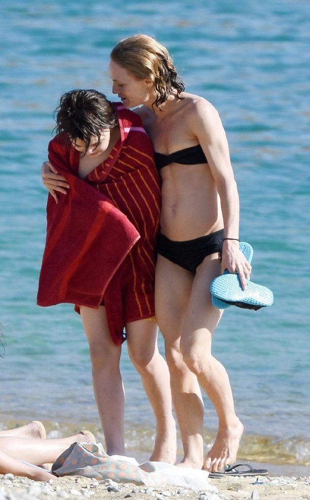 Обнаженная Ванесса Паради, отдыхающая на пляже с сыном, вызвала возмущение общественности