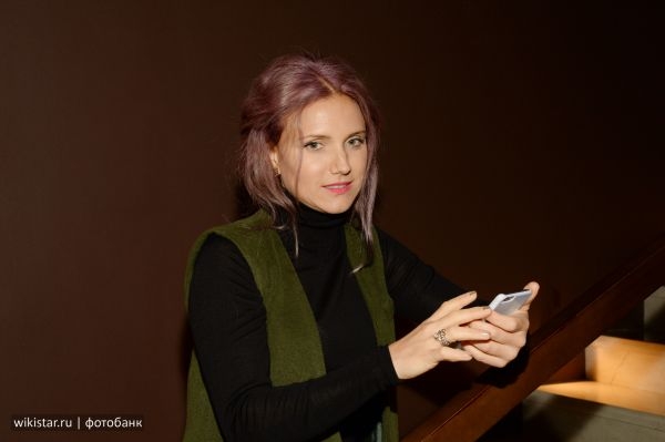 Ира Тонева тайно вышла замуж и показала фотографу неприличный жест