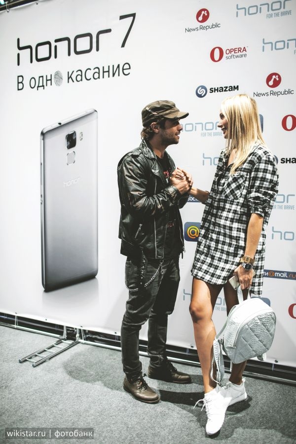 На презентации нового гаджета Глюк'оZа и Наталья Рудова блеснули сексуальными нарядами
