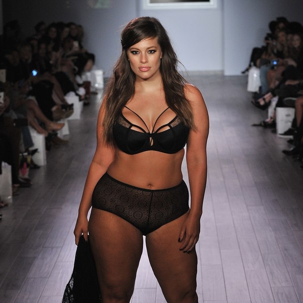 Модель Plus-size Эшли Грэм произвела фурор на Неделе моды