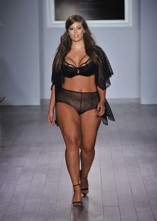 Модель Plus-size Эшли Грэм произвела фурор на Неделе моды