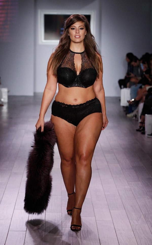 Модель Plus-size Эшли Грэм произвела фурор на Неделе моды