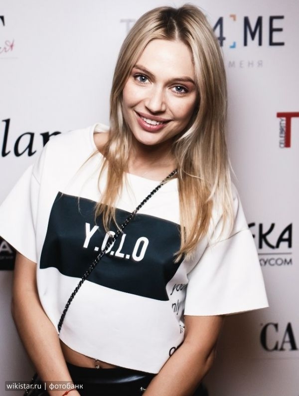 Наталья Рудова прибыла на модное мероприятие в мега-короткой юбке