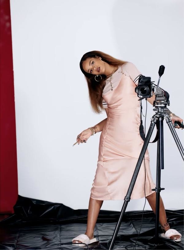 Рианна удивила поклонников фотосессией в тапочках Рианна удивила поклонников фотосессией в тапочках