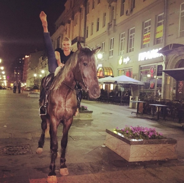 Анастасия Волочкова разбила ногой люстру и показала фото, где она обнаженная купается в ванной с Аришей