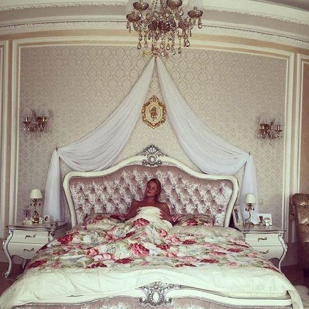 Обнаженная Анастасия Волочкова продемонстрировала фанатам новое постельное белье
