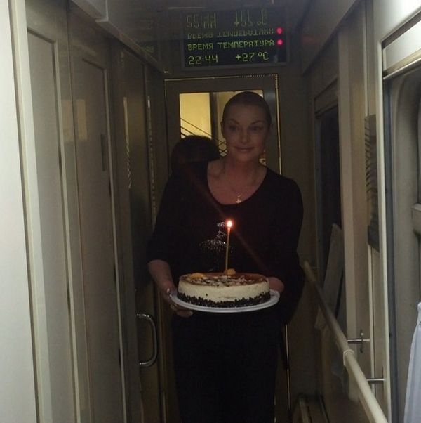 Анастасия Волочкова воспользовалась церковной атрибутикой во время очередной тусовки