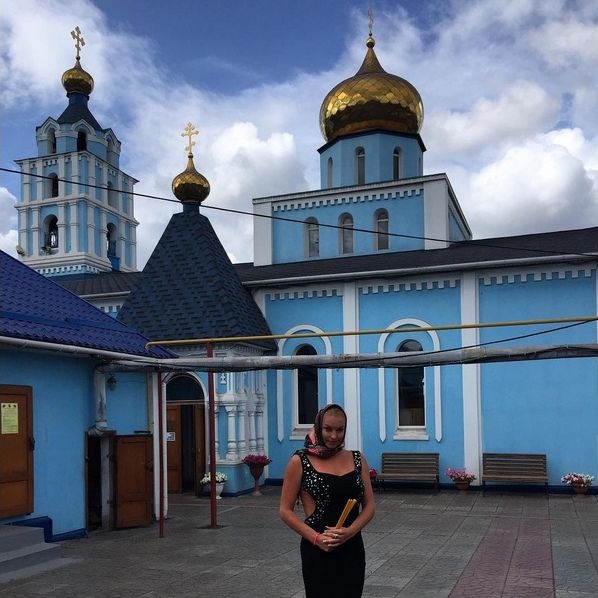 Анастасия Волочкова воспользовалась церковной атрибутикой во время очередной тусовки