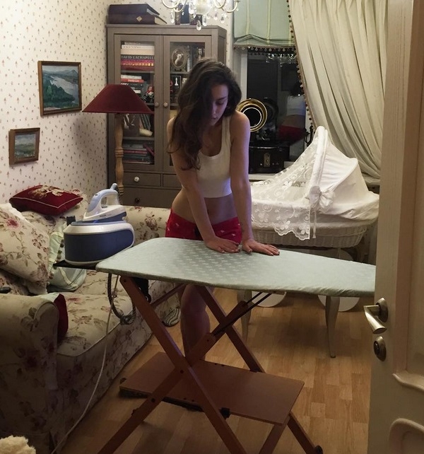 Виктория Дайнеко уже похвасталась стройной талией после родов, но не хочет показывать лицо
