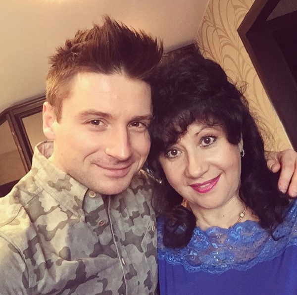 Сергей Лазарев выложил фотографию с мамой