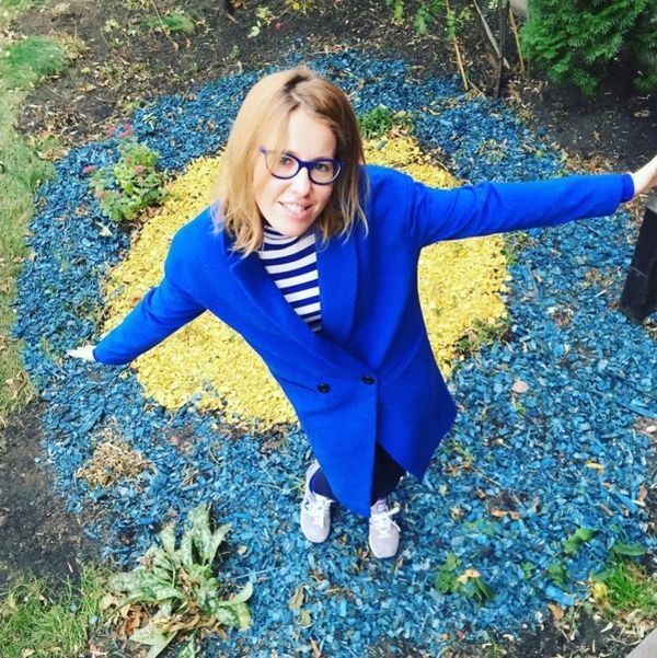 Вместо соболезнований родственникам погибших в авиакатастрофе Ксения Собчак выложила свое счастливое фото на фоне украинской символики