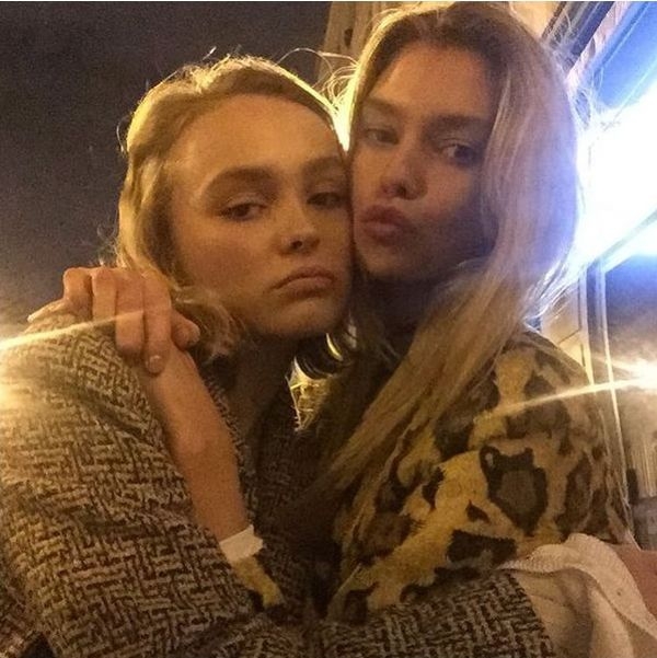 16-летняя дочь Джонни Деппа встречается с девушкой Майли Сайрус 16-летняя дочь Джонни Деппа встречается с девушкой Майли Сайрус