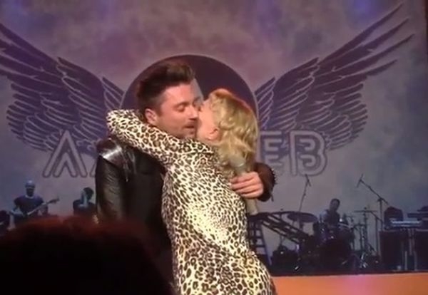 Во время концерта в Ульяновске на Сергея Лазарева напала фанатка