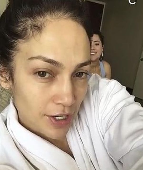 Дженнифер Лопес шокировала поклонников своим видом без макияжа Дженнифер Лопес шокировала поклонников своим видом без макияжа